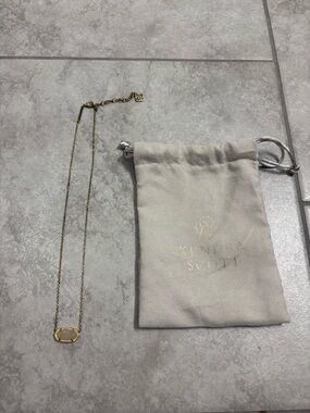 Kendra Scott Gold Oval Pendant Necklace with Light Cream Pouch